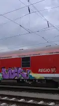 zug mit graffiti