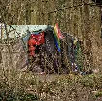 Ohne Adresse – auf der Suche nach Sicherheit (Das Zelt eines Obdachlosen in einem Pariser Park)